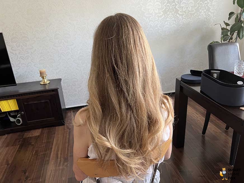 Man sieht eine Blowout-Frisur, die mit dem Dyson Airwrap gestylt wurde.